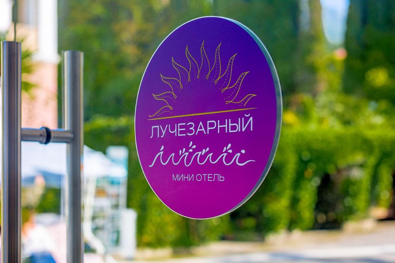 Мини-Отель Лучезарный Gagra Exterior photo